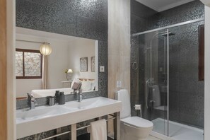 Casa básica, várias camas | Banheiro | Secador de cabelo, toalhas de banho, sabonete, shampoo