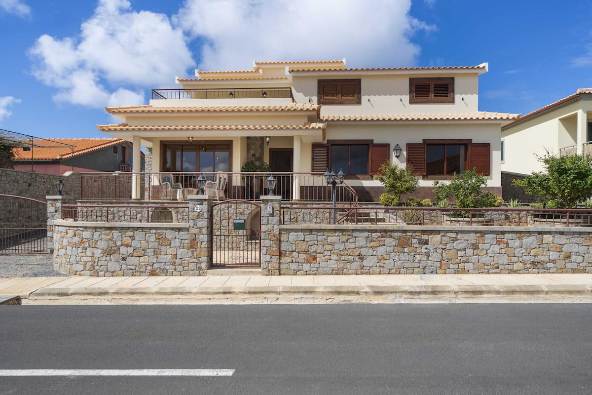 Casa básica, várias camas | Fachada