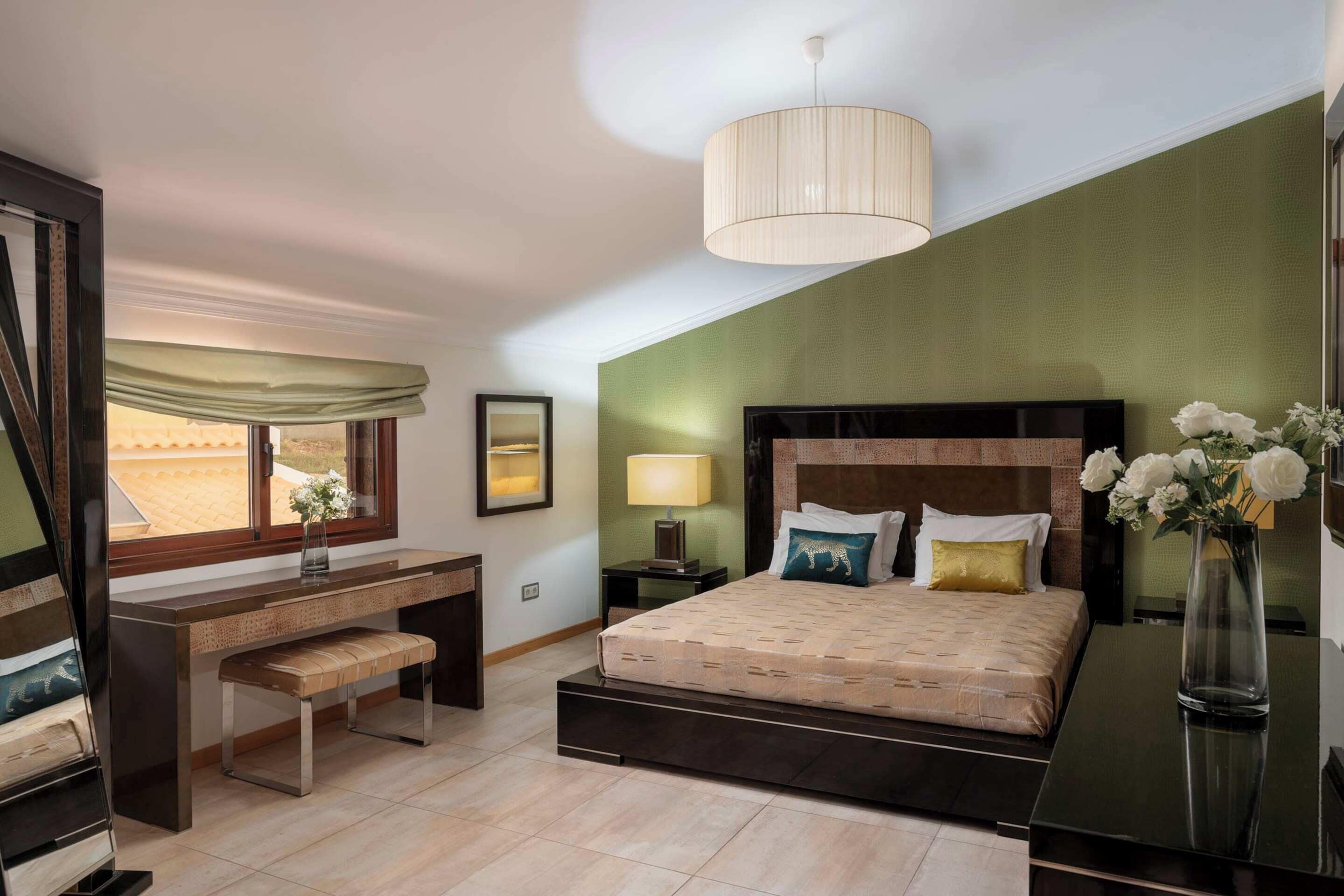 Apartamento conforto, 2 quartos, para não fumantes, sacada | 7 quartos, escrivaninha, espaço de trabalho para notebook