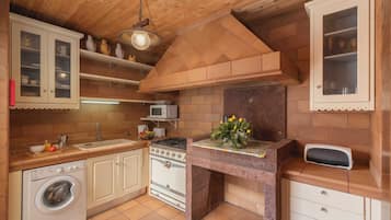 Basic Studio, 1 Queen Bed, Non Smoking | Private kitchen | Fridge, microwave, oven, stovetop