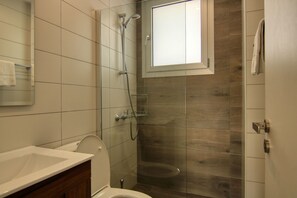 Luxury-Apartment | Badezimmer | Dusche, kostenlose Toilettenartikel, Handtücher, Seife