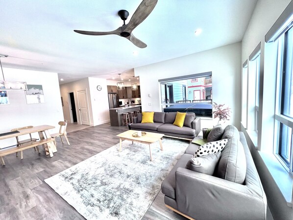 تلفزيون ذكي، مدفأة، ستيريو