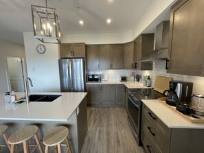 ثلاجة، ميكروويف، فرن، موقد طهي مسطح