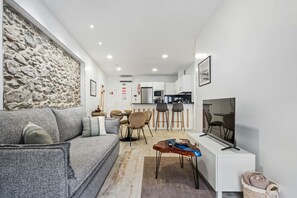 City appartement, 1 queensize bed met slaapbank, roken | Woonruimte | Televisie
