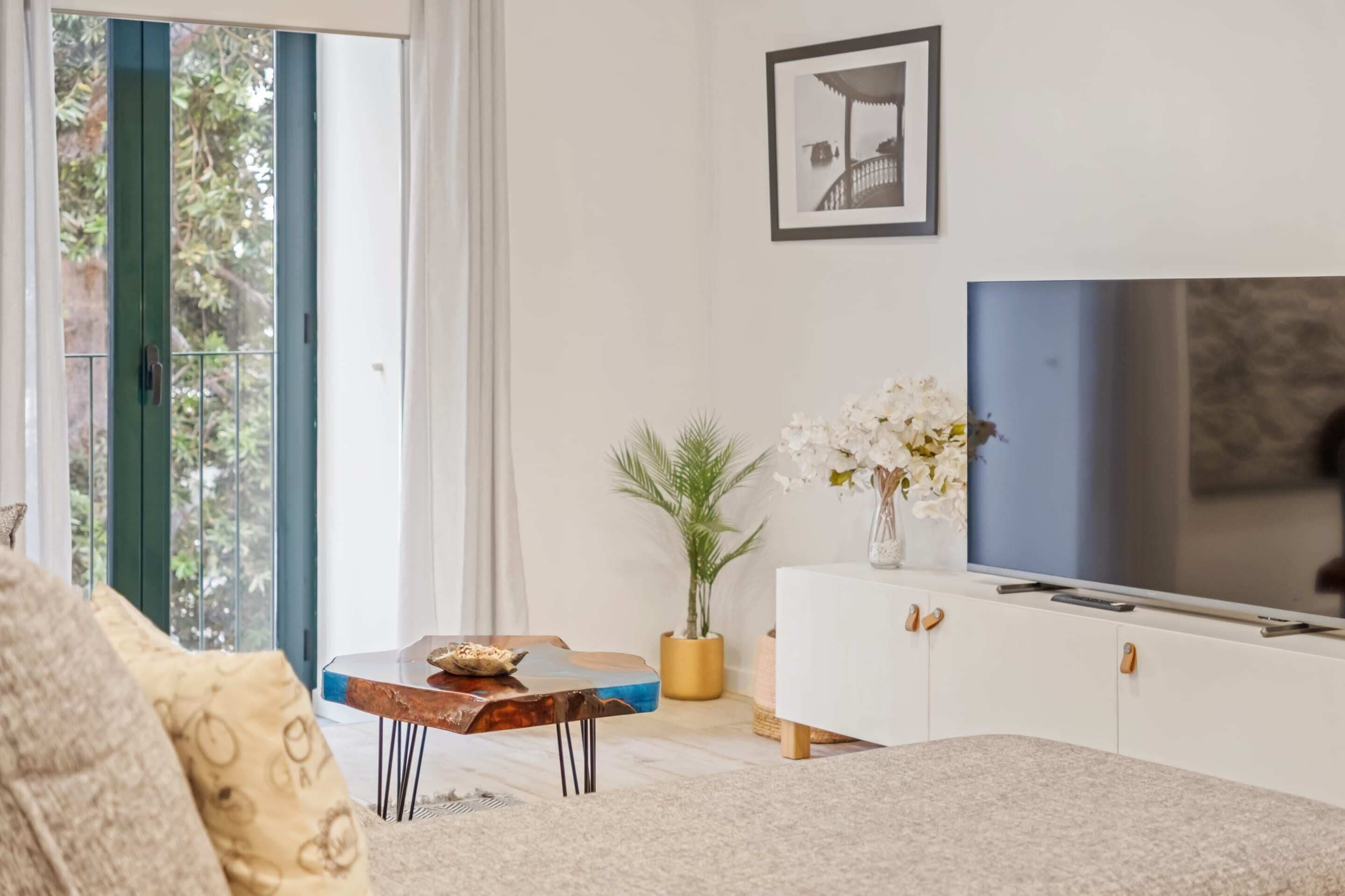 Appartement, plusieurs lits | Coin séjour | Télévision