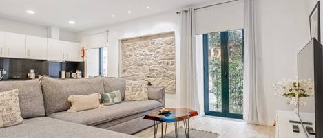 Una sala de estar moderna con un sofá, una mesa de centro y un televisor.
