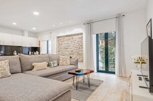 基础公寓, 多张床 | 起居区 | 电视