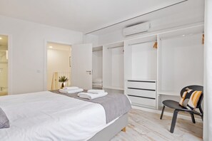 ベーシック アパートメント ベ�ッド (複数台) | 4 室のベッドルーム、デスク、ノートパソコン用作業スペース、アイロン / アイロン台