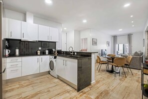 City Apartment, 1 Queen Bed with Sofa bed, Smoking | Private kitchen | Fridge, microwave, oven, stovetop