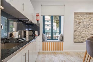 Basic Apartment, Multiple Beds | Private kitchen | Fridge, microwave, oven, stovetop
