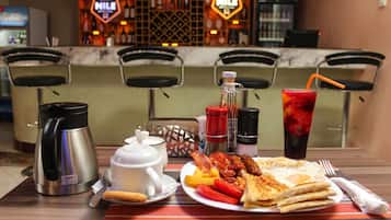 Café da manhã para viagem grátis todos os dias