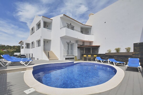 Alberca al aire libre y alberca climatizada