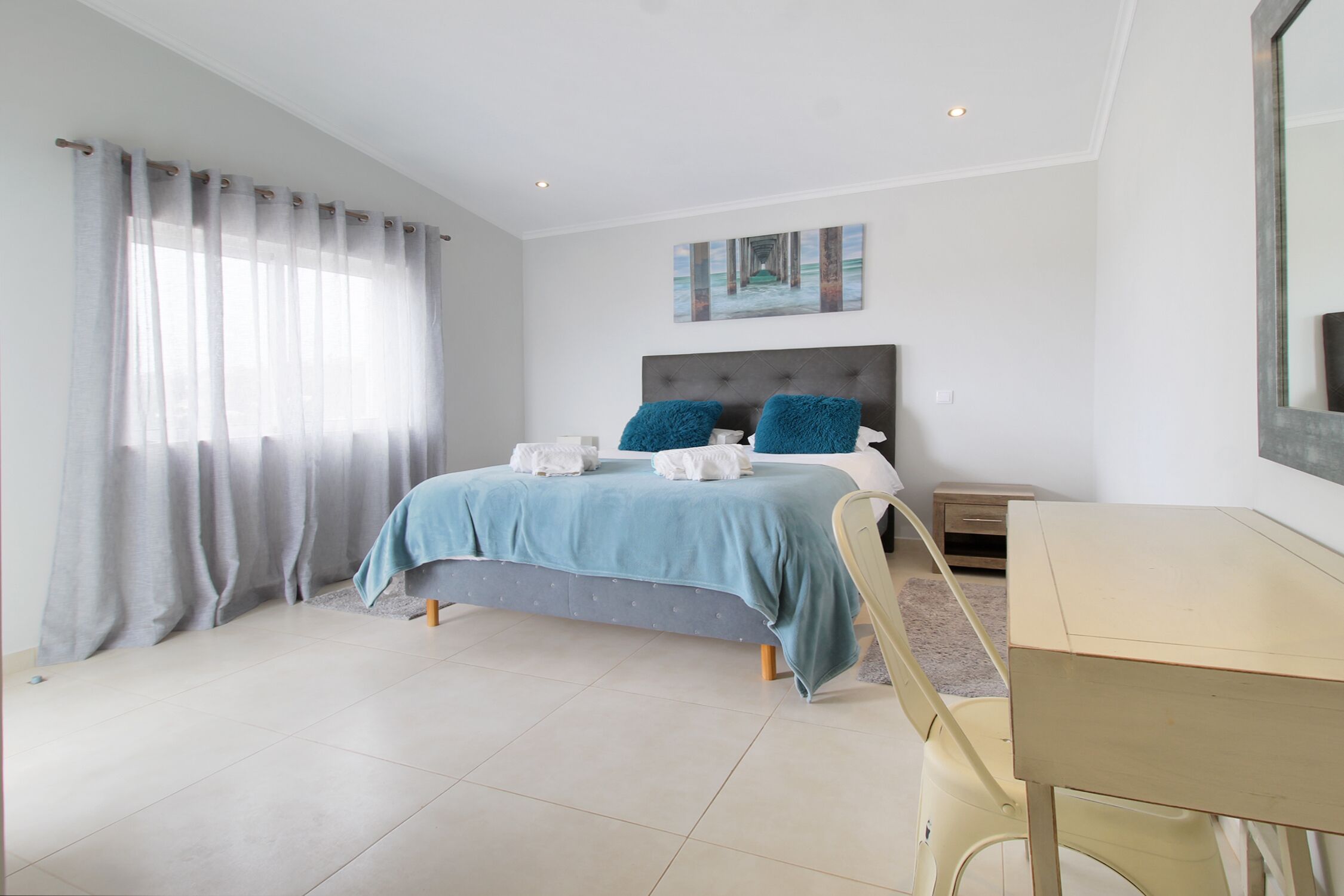 Une chambre à coucher avec un lit, un bureau et une chaise.