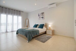 5 bedrooms, iron/ironing board, free WiFi, bed sheets