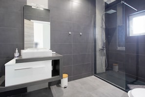 Regadera, toallas, jabón, papel de baño