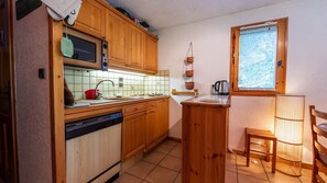 Réfrigérateur, four à micro-ondes, un four, lave-vaisselle