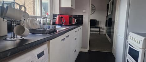 Lemari es, microwave, oven, dan kompor