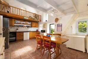 Cottage | Private kitchen | Fridge, microwave, oven, stovetop