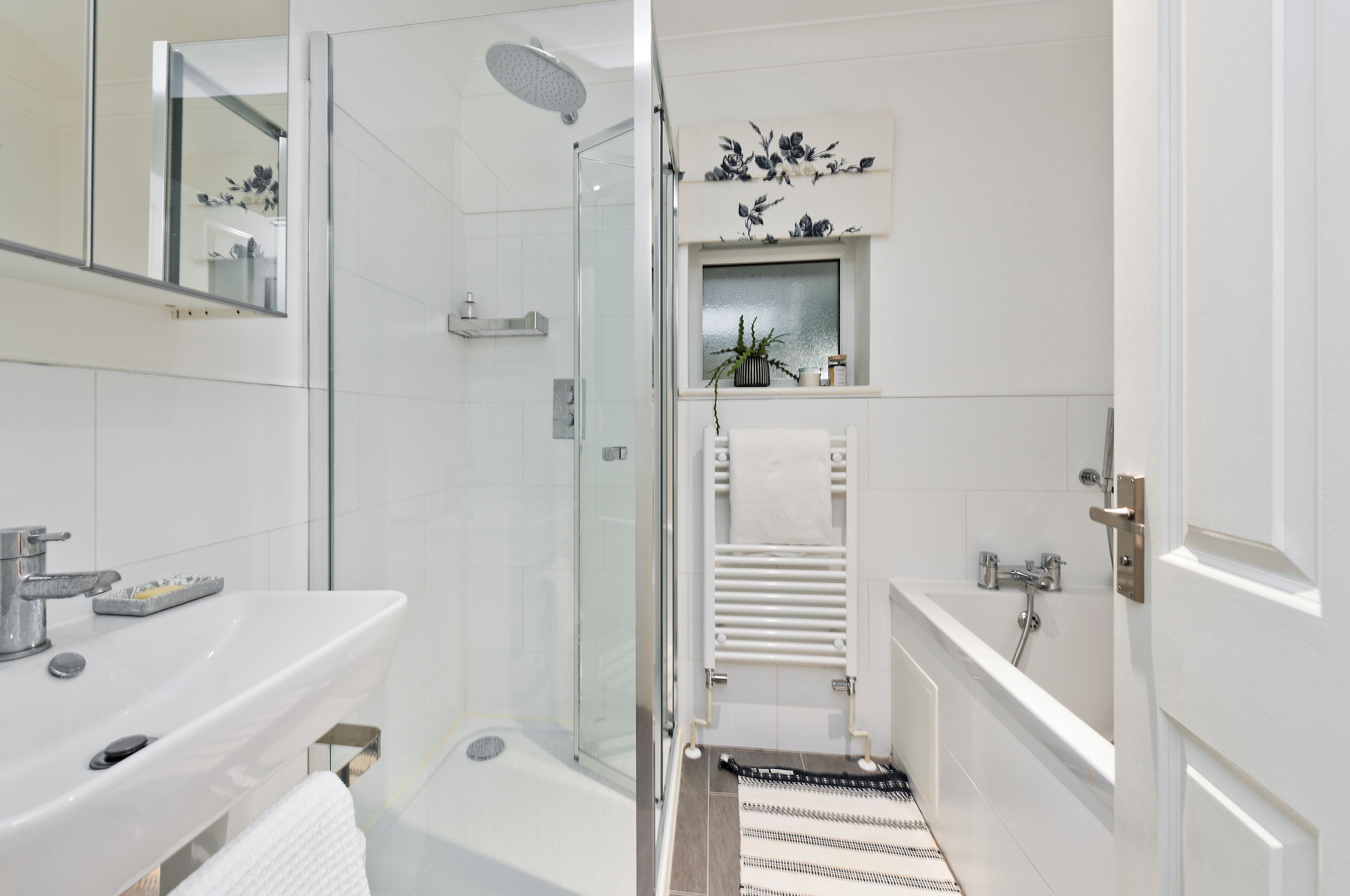 Apartment (2 Bedrooms) | Bathroom | Free toiletries, hair dryer, towels