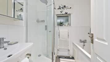 Apartment (2 Bedrooms) | Bathroom | Free toiletries, hair dryer, towels