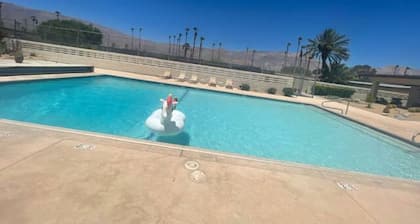 Vista Esterella Mid-Century Modern condo sleeps 4