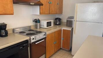 Oven, cookware/dishes/utensils