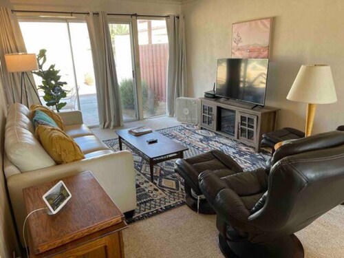 Vista Esterella Mid-Century Modern condo sleeps 4