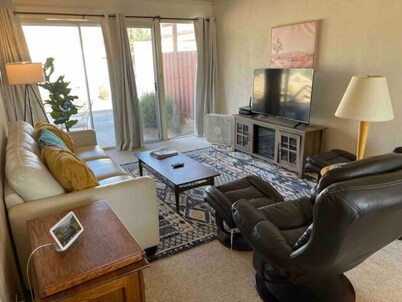 Vista Esterella Mid-Century Modern condo sleeps 4