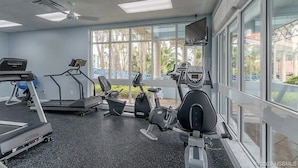 Ein Fitnessstudio mit Laufbändern, Ergometer und Rudergerät.