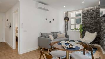 Basic Apartment, 1 Katil Ratu (Queen) dengan Katil Sofa | Tempat makan