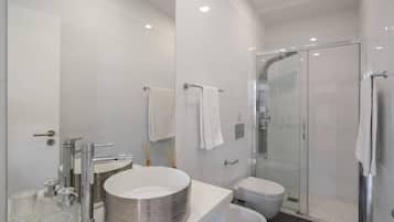 Comfort-Apartment, 1 Queen-Bett und Schlafsofa, Nichtraucher | Badezimmer | Dusche, Haartrockner, Handtücher, Seife
