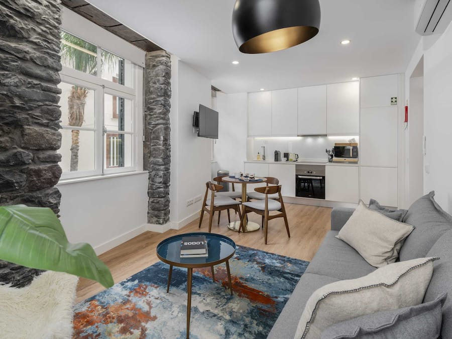 Apartamento básico, 1 cama Queen e sofá-cama | Área de estar | TV