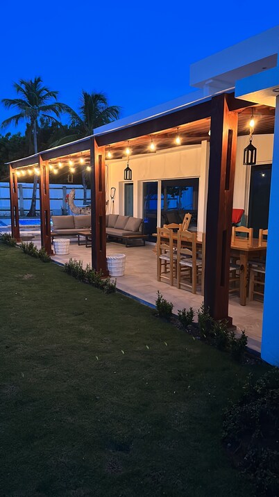 Peaceful and beautiful beach front villa w/pool and 1 min away from las dunas