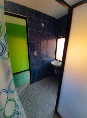 Toallas, jabón, shampoo, papel de baño