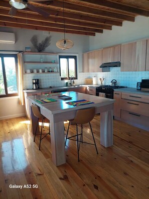 Fridge, microwave, oven, stovetop - Spacious 2 or 3 BR ocean side home with pool - private lot & panoramic views. (Utila)