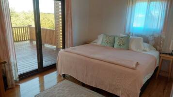 2 bedrooms, in-room safe, desk, WiFi