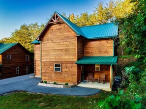 Exterior - Location! EZ Drive/Pool Table/Hot Tub/Pool/Theatre (Pig)