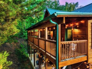 Property grounds - Location! EZ Drive/Pool Table/Hot Tub/Pool/Theatre (Pig)