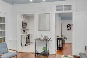 Apartamento família | Área de estar | TV de tela plana