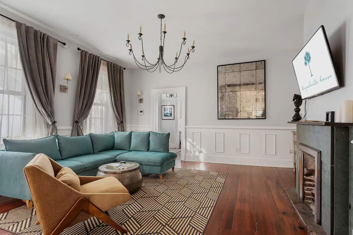 City appartement | Woonruimte | Een flatscreentelevisie