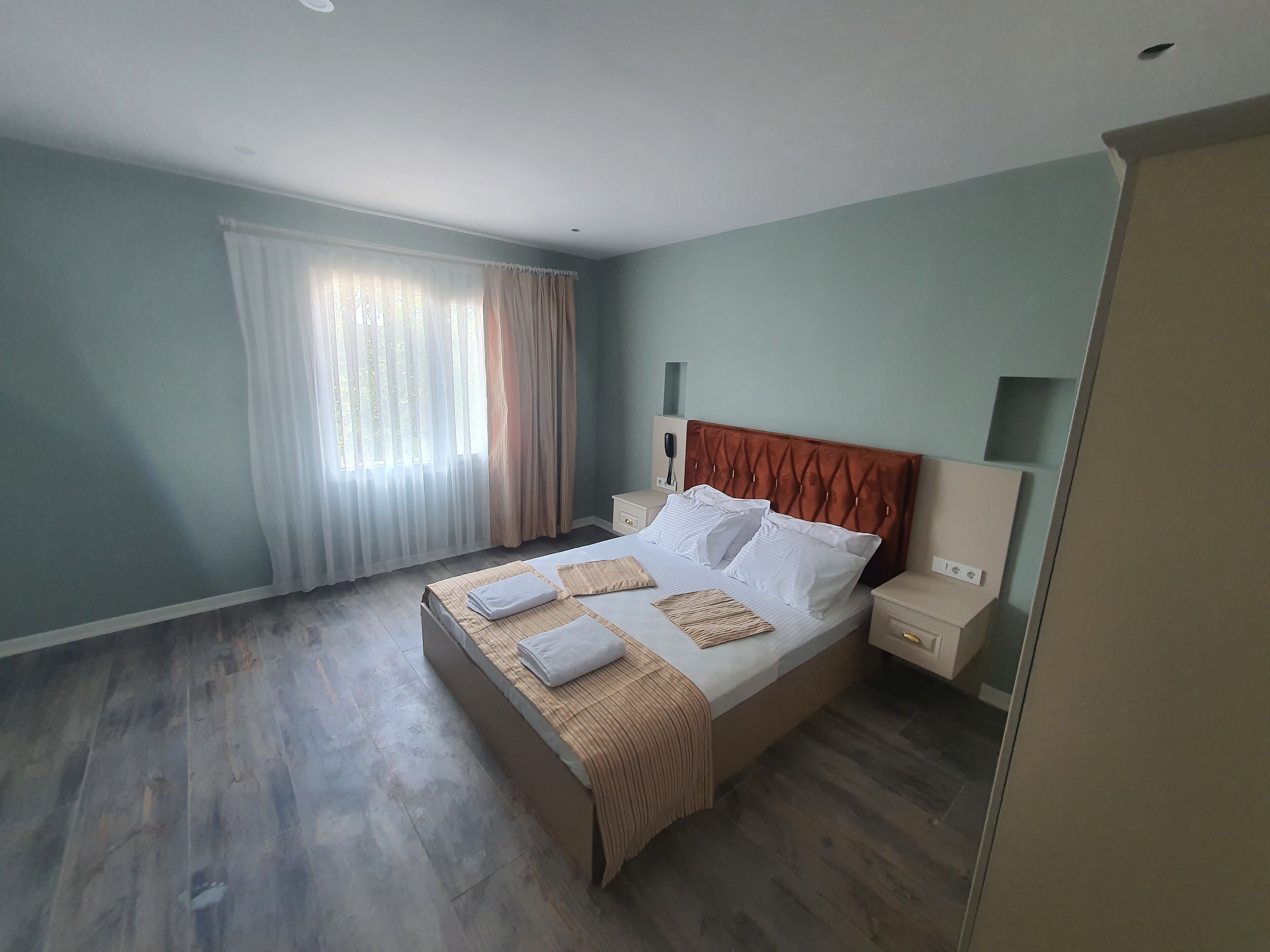 Sábanas de algodón egipcio, ropa de cama de alta calidad y minibar 