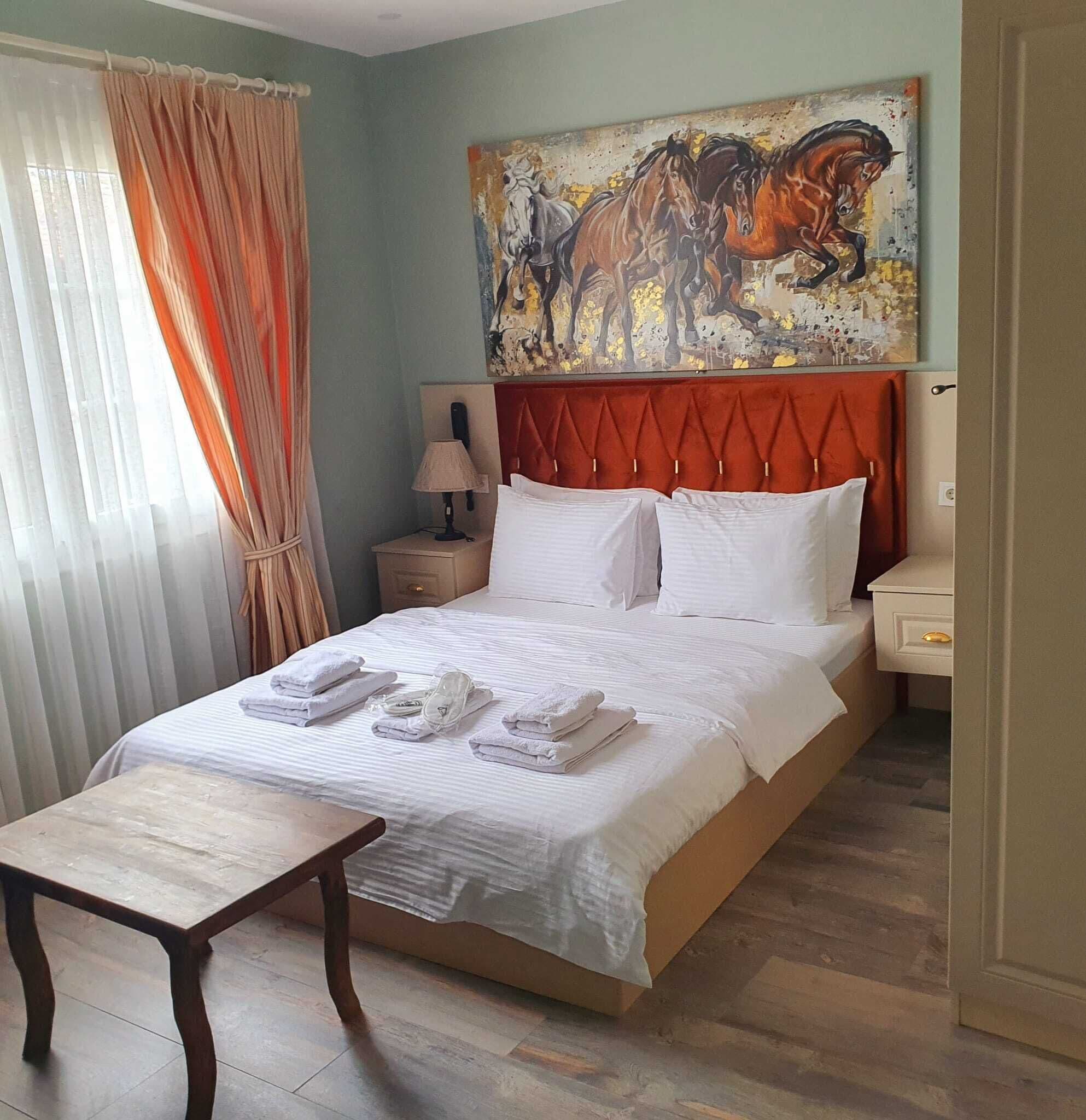 Egyptian cotton sheets, premium bedding, minibar, desk