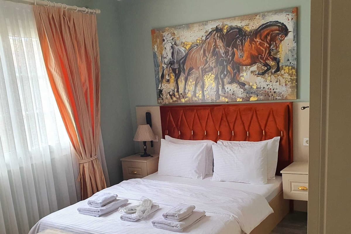 Egyptian cotton sheets, premium bedding, minibar, desk