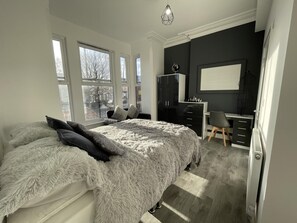 House, Multiple Beds | 6 bedrooms, iron/ironing board, free WiFi, bed sheets - 6 Bedroom 5 Shower rm House in Central Nottingham (Nottingham)