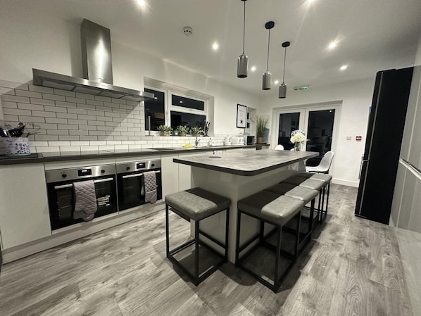 House, Multiple Beds | Private kitchen | Fridge, microwave, oven, stovetop - 6 Bedroom 5 Shower rm House in Central Nottingham (Nottingham)