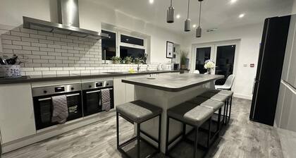 6 Bedroom 5 Shower rm House in Central Nottingham