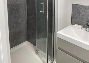 Bathroom - 6 Bedroom 5 Shower rm House in Central Nottingham (Nottingham)