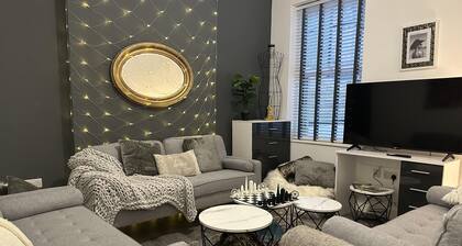 6 Bedroom 5 Shower rm House in Central Nottingham