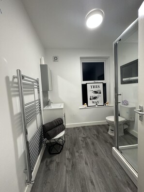 House, Multiple Beds | Bathroom | Shower, hair dryer, towels