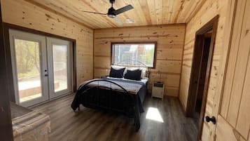 Family Cabin, 4 Bedrooms, River View | 1 bedroom, blackout curtains, free WiFi, bed sheets